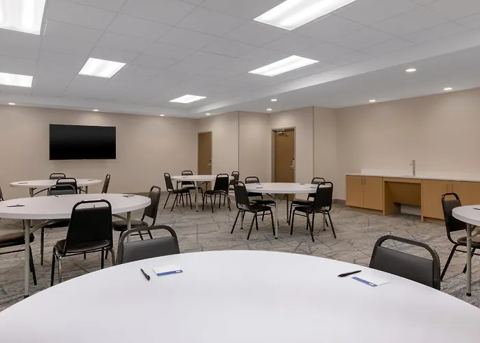 Отель Express & St Louis Area By Ihg Элтон