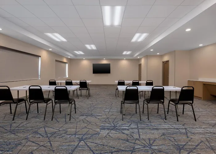 Отель Express & St Louis Area By Ihg