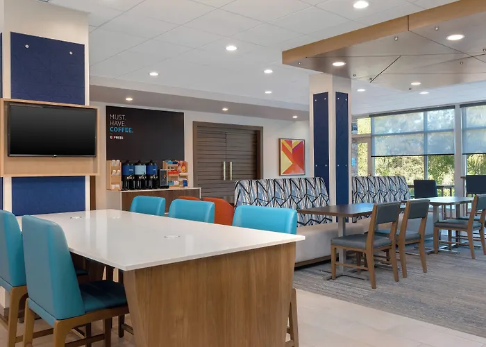 Отель Express & St Louis Area By Ihg