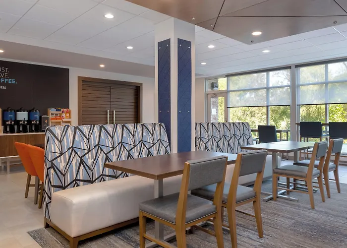 Отель Express & St Louis Area By Ihg 3*